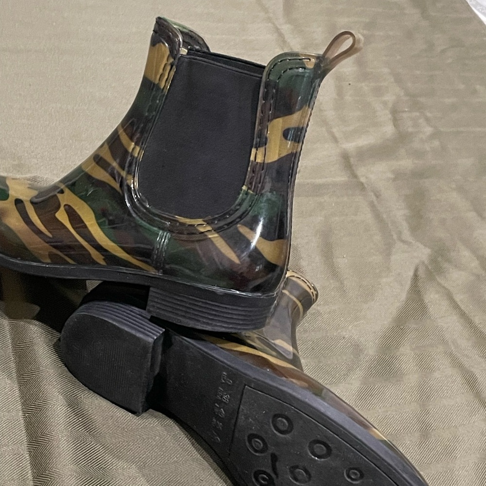Camouflage Rain Boots good condition size 9
